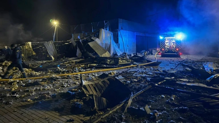 Російська дронова атака: на Київщині пошкоджений музей ретро-машин, будинки і авто