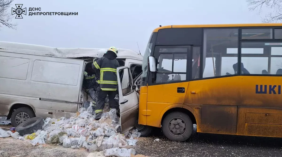 ДТП за участю шкільного автобуса та Volkswagen: 2 людей загинули, ще 10 постраждали