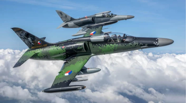 Битва за літаки для України: чи заблокує уряд Чехії продаж винищувачів дронів ЗСУ