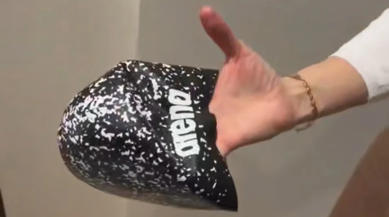 У Росії дитину дискваліфікували зі змагань з плавання через екіпіювання іноземного бренду