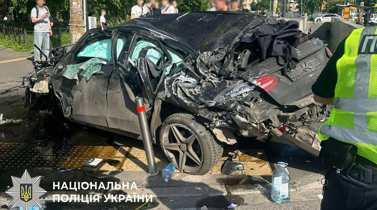 У Києві Mercedes на швидкості влетів у підземний перехід: 4 загиблих, є поранені