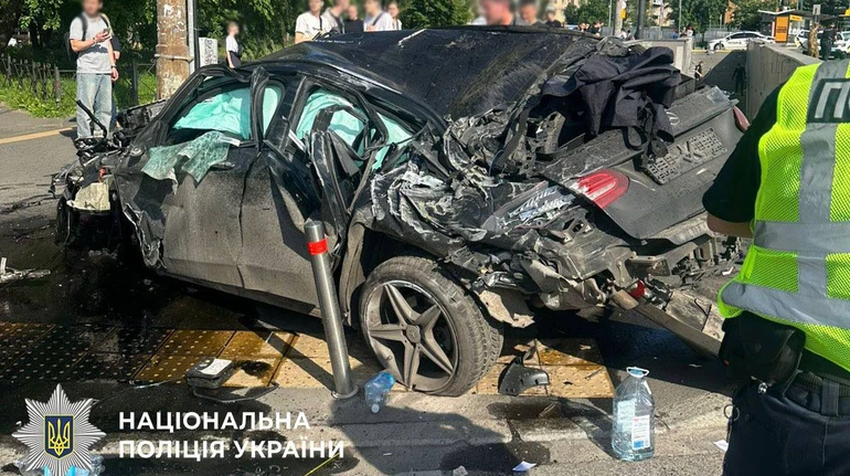 У Києві Mercedes на швидкості влетів у підземний перехід: 4 загиблих, є поранені