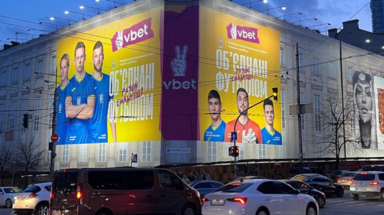 В метро, на бордах, по радіо. Як незаконна реклама азартних ігор захопила українські міста?
