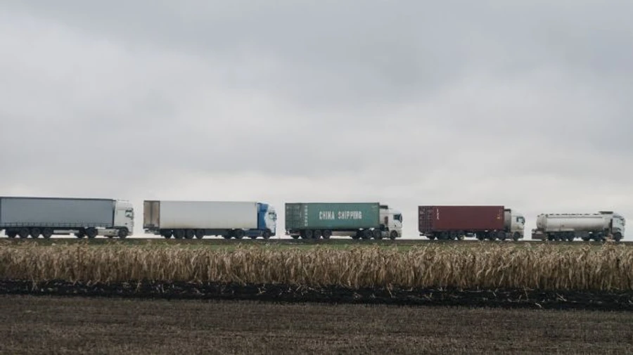 Romanian farmers block lorries at checkpoint on Ukrainian border