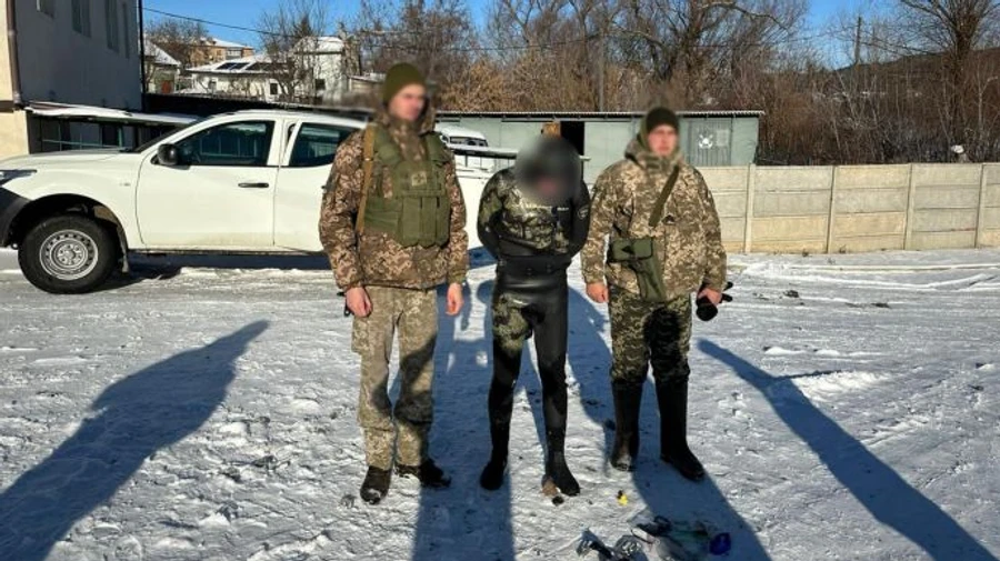 Из ледяного Днестра пограничники вытащили мужчину, плывущего на молдавский берег