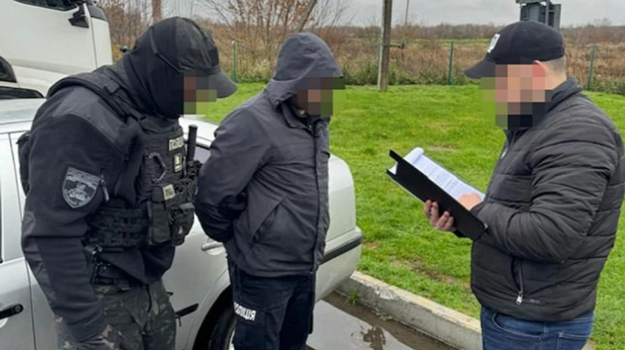 Полицейский переправлял мужчин за границу как инвалидов: называли пароль на границе