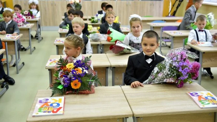 1 сентября на оккупированной Луганщине: покупка флажков, гимн РФ и изъятие книг