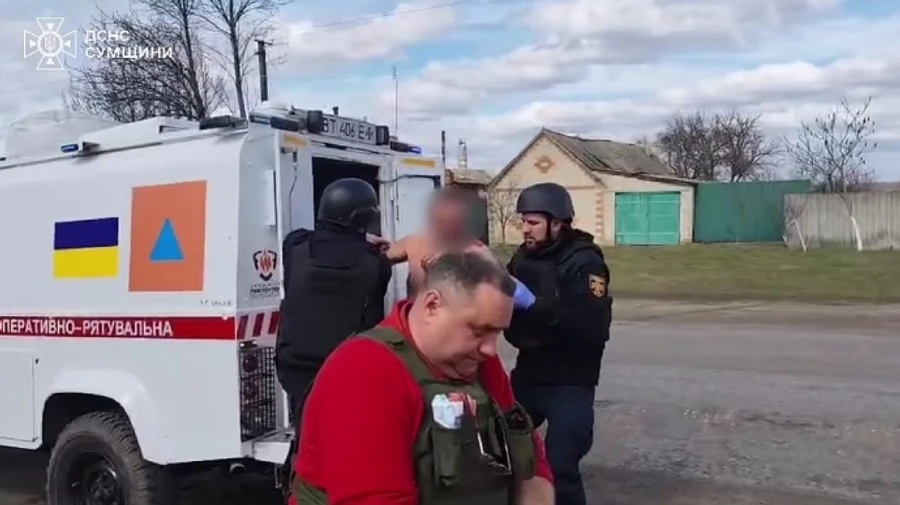 Russians injure civilian during evacuation in Sumy Oblast – video