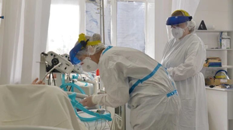 Люди лечатся травами и подорожниками, а потом мы их вытаскиваем с того света. Репортаж из больницы Харькова