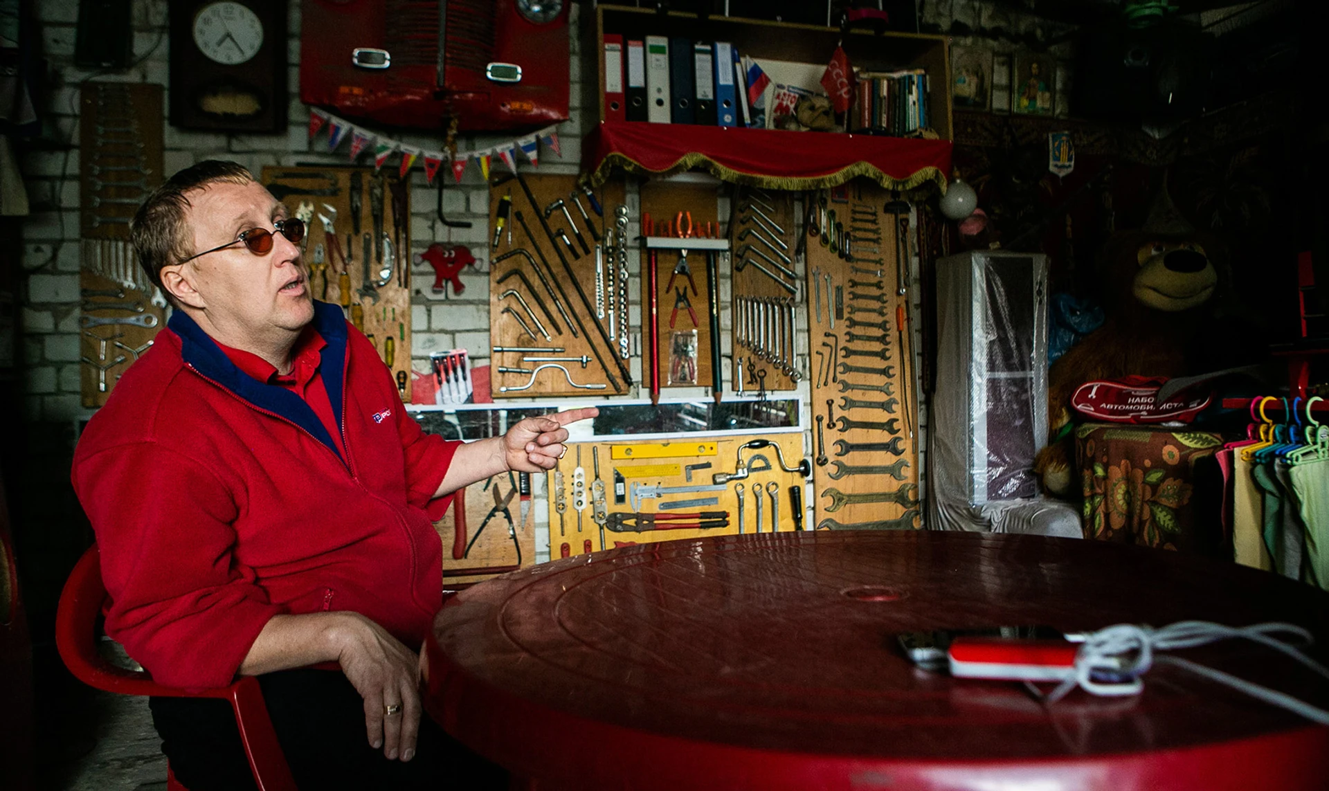 Піджак малиновий, барсетку наручниками пристебну, щоб не зірвали. Історія слюсаря з Харкова, який відтворює 90-ті