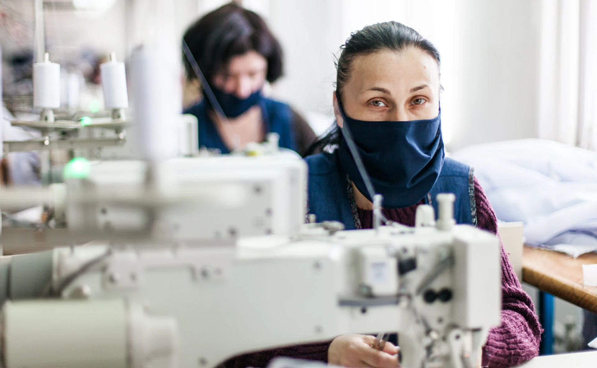 Вибачте, сукні! Фоторепортаж з фабрики, яка шиє комбінезони, маски та бахіли