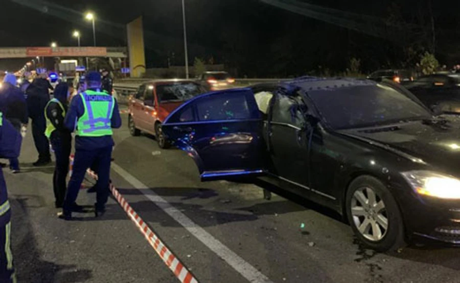 Взрыв Мерседеса в Киеве: погиб полицейский, еще двое – в больнице