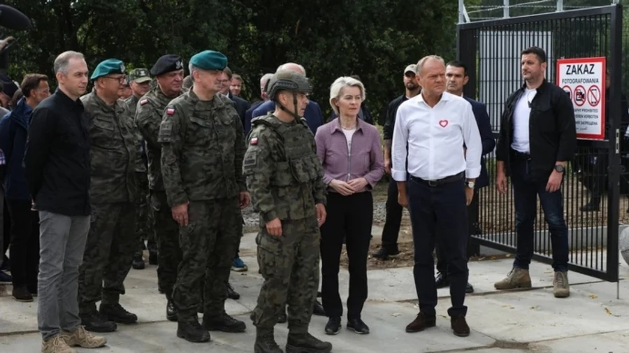 Президентка Еврокомиссии приехала на границу с Беларусью, где появились солдаты с ружьями