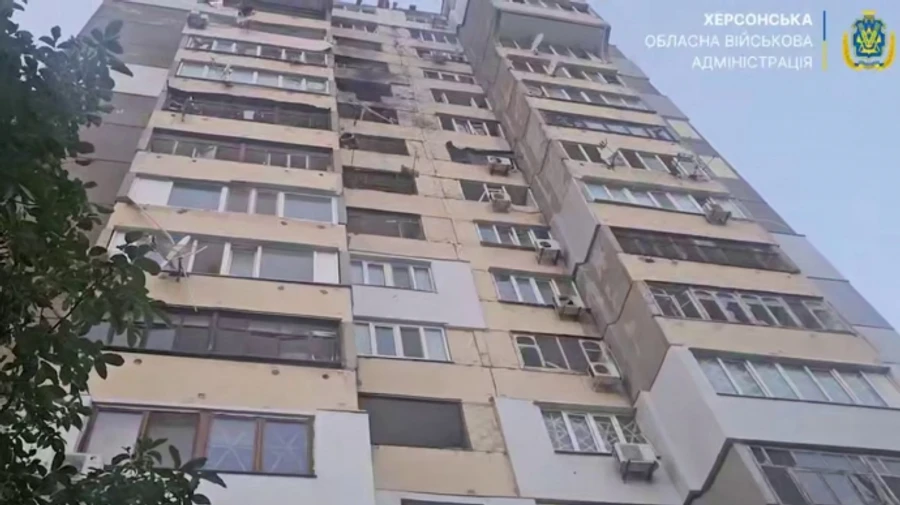 РФ атаковала ударным дроном многоэтажку в Херсоне: пострадали две женщины