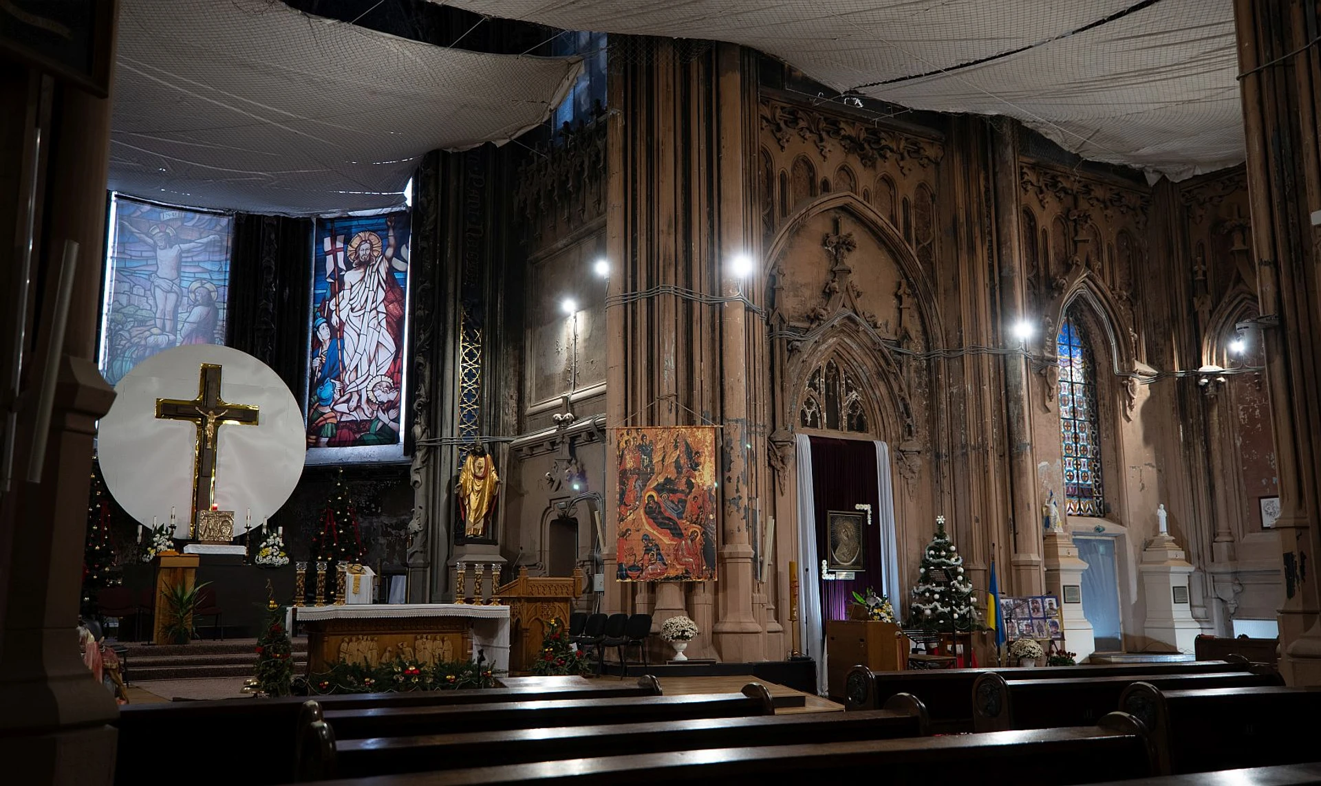 Веет, дует, как в решете. Отец Павел Вышковский показывает аварийный костел Святого Николая