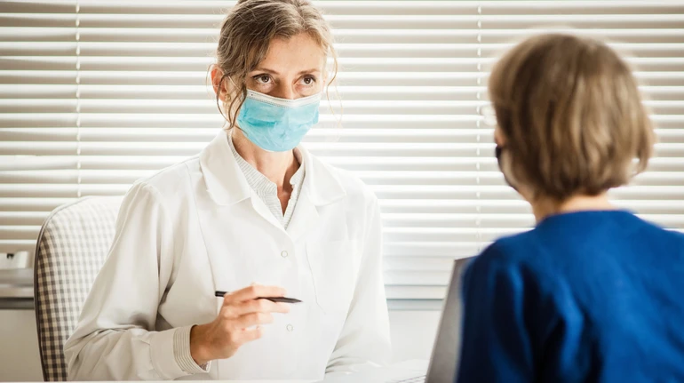 Как печатная машинка против компьютера: ВОЗ призывают заменить маски на респираторы при COVID-19