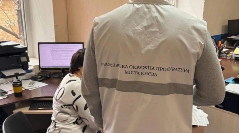 У Києві судитимуть посадовицю, яка розтратила на закупівлі ноутбуків для шкіл 600 тисяч гривень