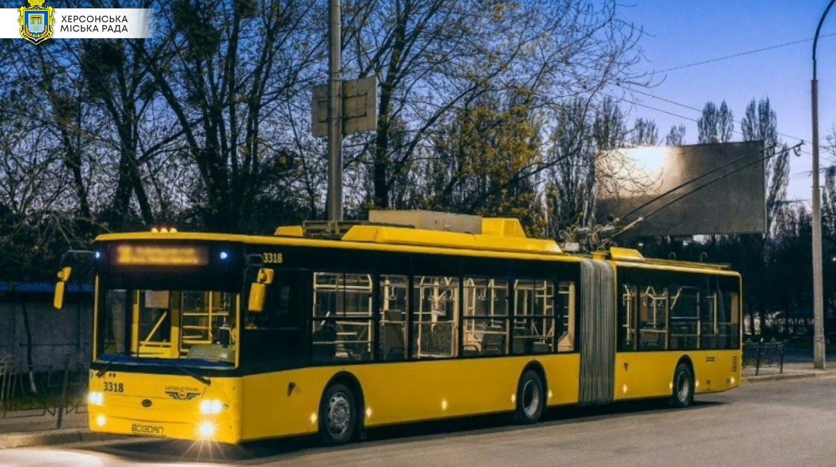 Russian strikes damage contact network in Kherson, trolleybus services halted