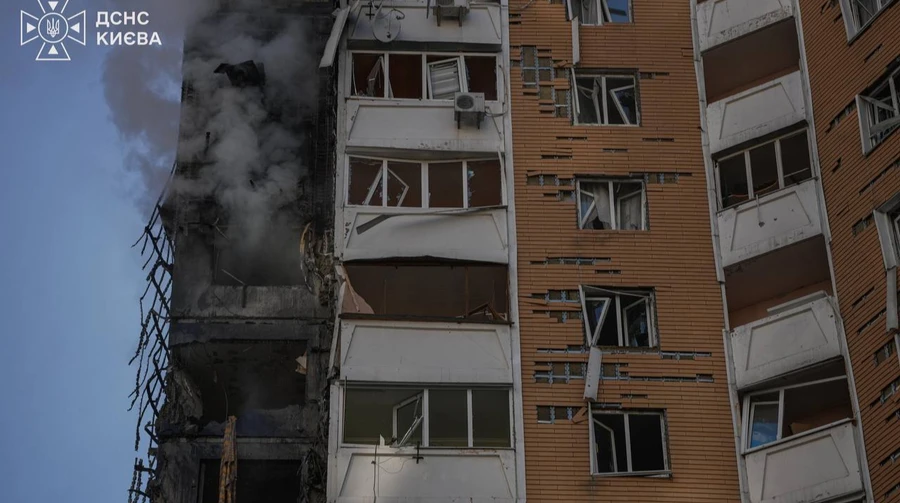 Российский дрон попал в 24-этажку в Киеве: 6 пострадавших