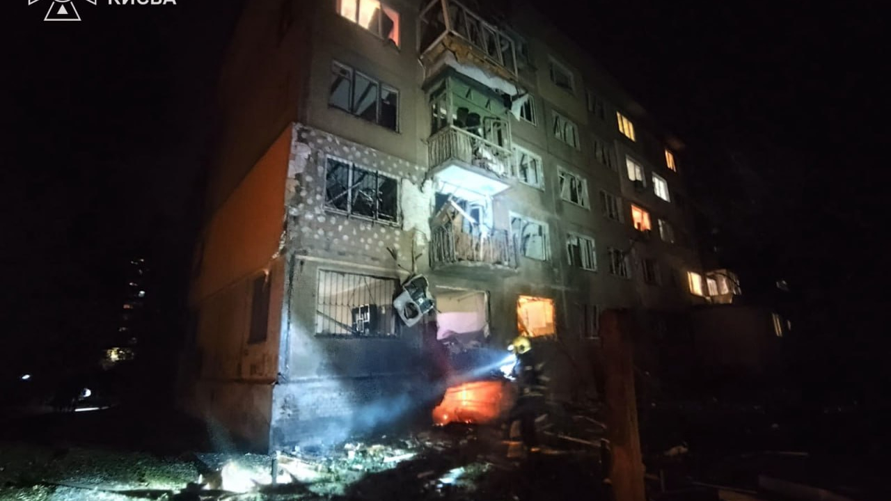 Пожежа, руйнування та 4 поранених: ДСНС показала наслідки атаки РФ на лівий берег Києва