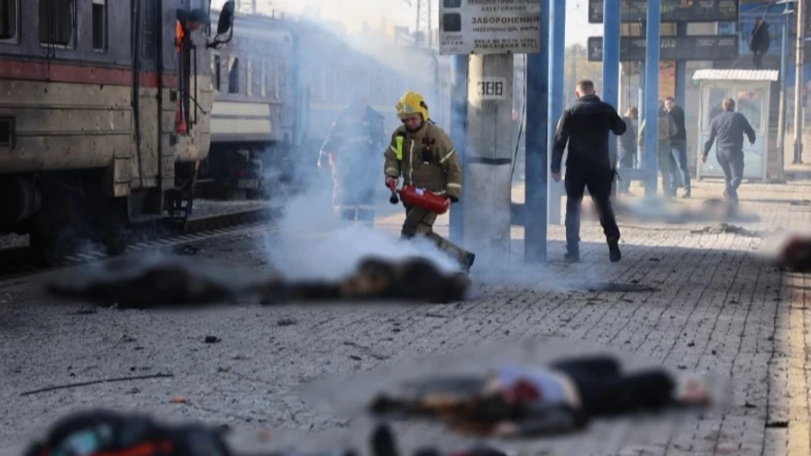 14 загиблих на вокзалі Дніпра: УЗ каже, що діяли за протоколом, але пасажири лишились біля поїзда