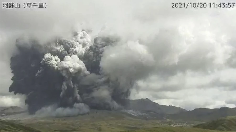 В Японии на горе Отаке произошло извержение вулкана