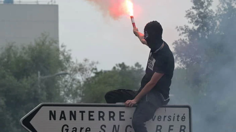 Молодые и ненужные: почему Францию трясет от масштабных протестов и что собирается делать власть