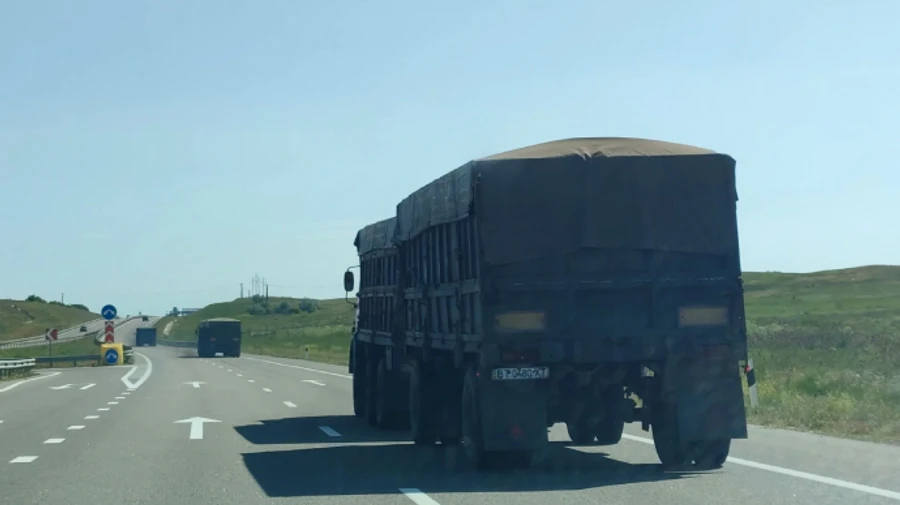 Біля Керчі помітили вантажівки з українськими номерами