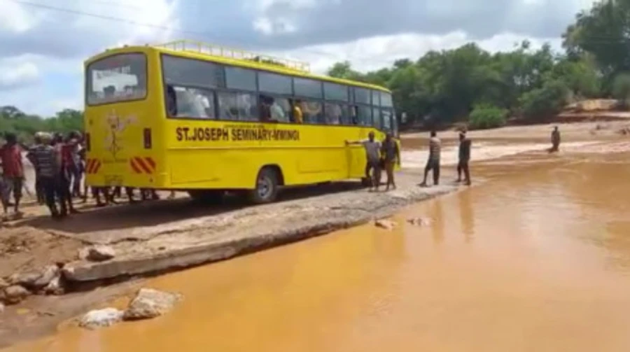 Автобус з пасажирами впав в річку в Кенії, два десятки людей загинули