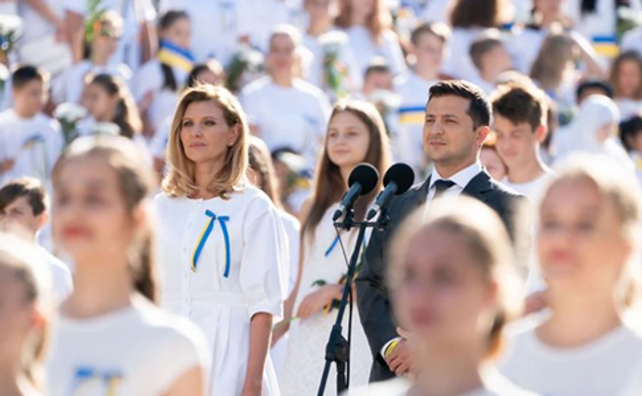 Зеленский прошелся по Аллее героев в окружении детей в белом