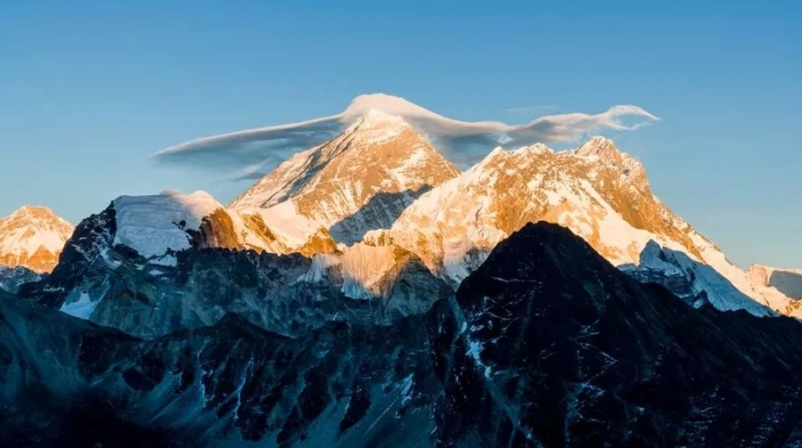 Почти 1000 человек оказались в ловушке на тибетском склоне Эвереста из-за метели