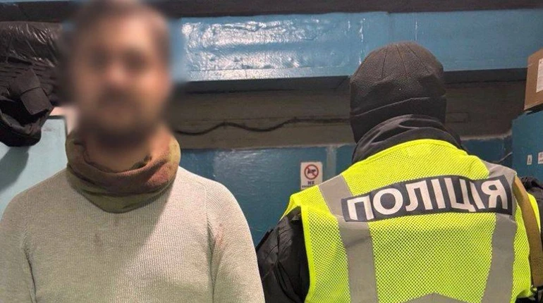 В метро Киева мужчина устроил конфликт и ранил ножом двух пассажиров