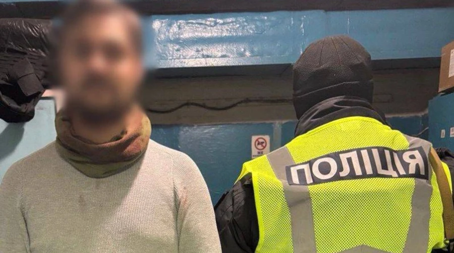 У метро Києва чоловік влаштував конфлікт і поранив ножем двох пасажирів