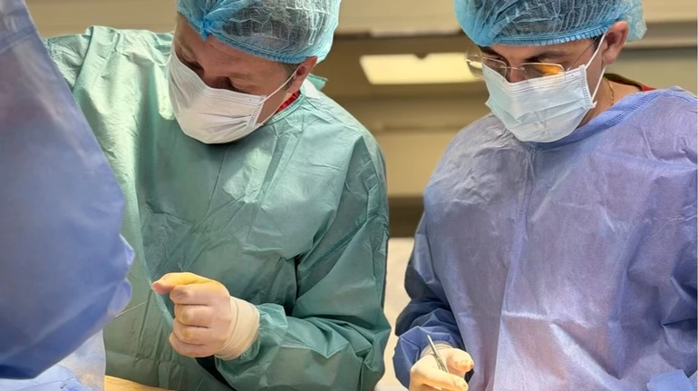 Во Львове хирурги спасли мужчине руку, которую он почти полностью отрезал бензопилой.