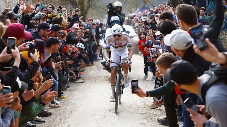 Зірковий велогнощик Погачар потрапив у скандал зі спонсором: компанію пов’язують із Кім Чен Ином