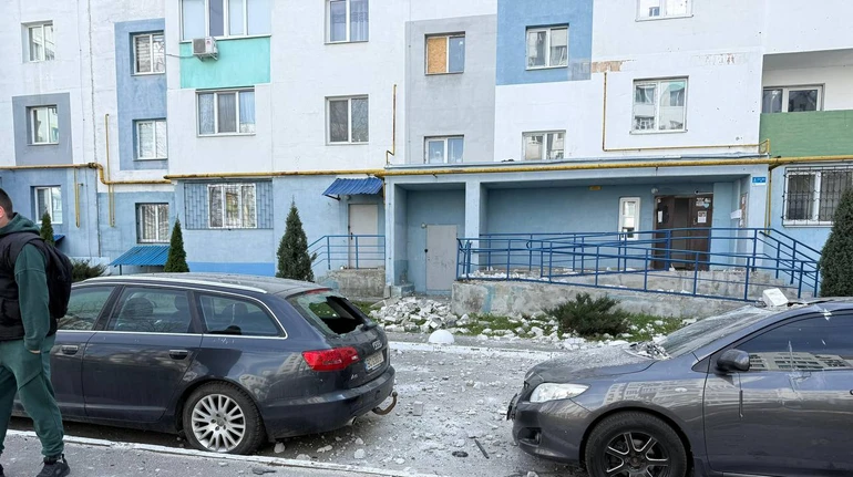 Дрони РФ атакували багатоповерхівку і зупинку в Харкові, троє постраждалих