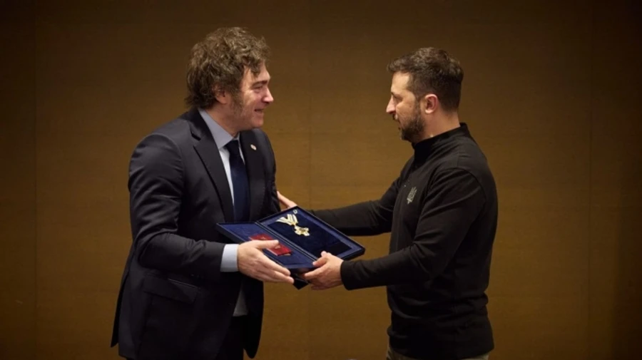 Зеленский встретился с президентом Аргентины и дал ему орден