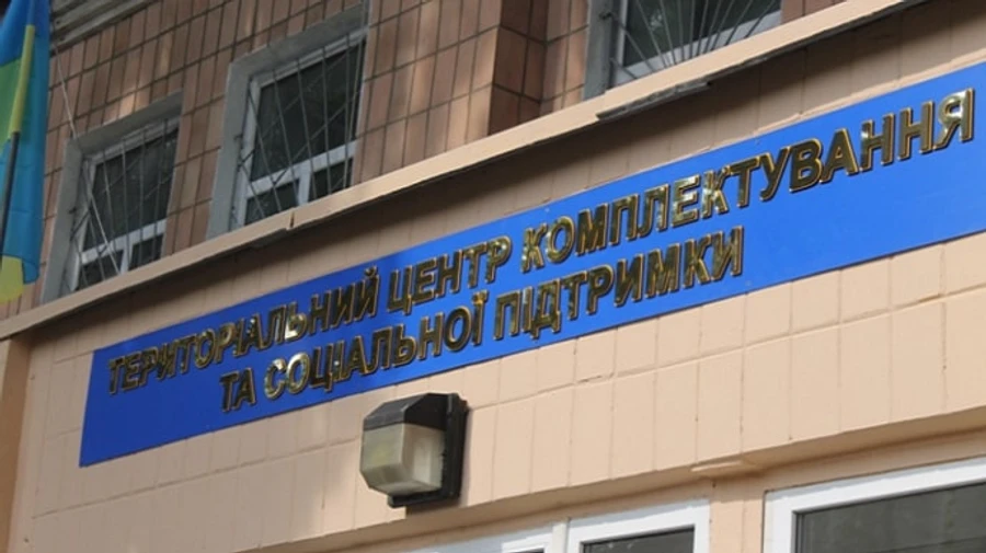 Жінка кинула стілець у працівника військкомату: каже, що її батька утримують в ТЦК