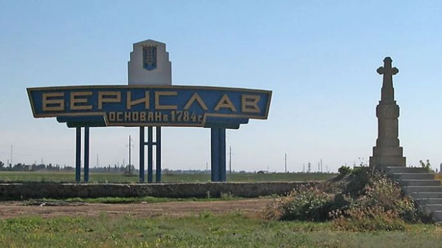 Russians attack residential areas in Beryslav, wounding one man