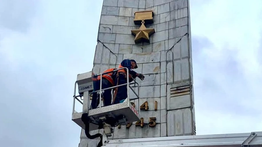 У центрі Києва декомунізували обеліск