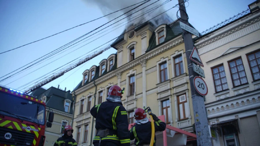 Ворог обстріляв Київ: горіла адмінбудівля на Подолі, там збили безпілотник