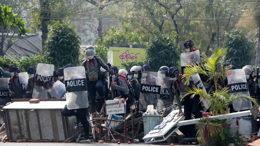 Протестующих в Мьянме разогнали слезоточивым газом и светошумовыми гранатами