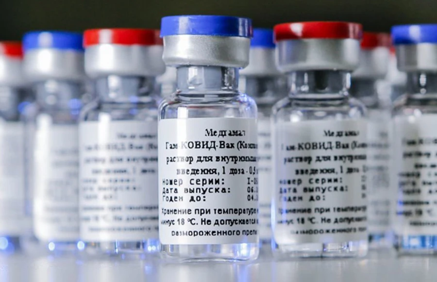 Російські вчені: Спутник V ефективний проти симптоматичного COVID на 91,6%