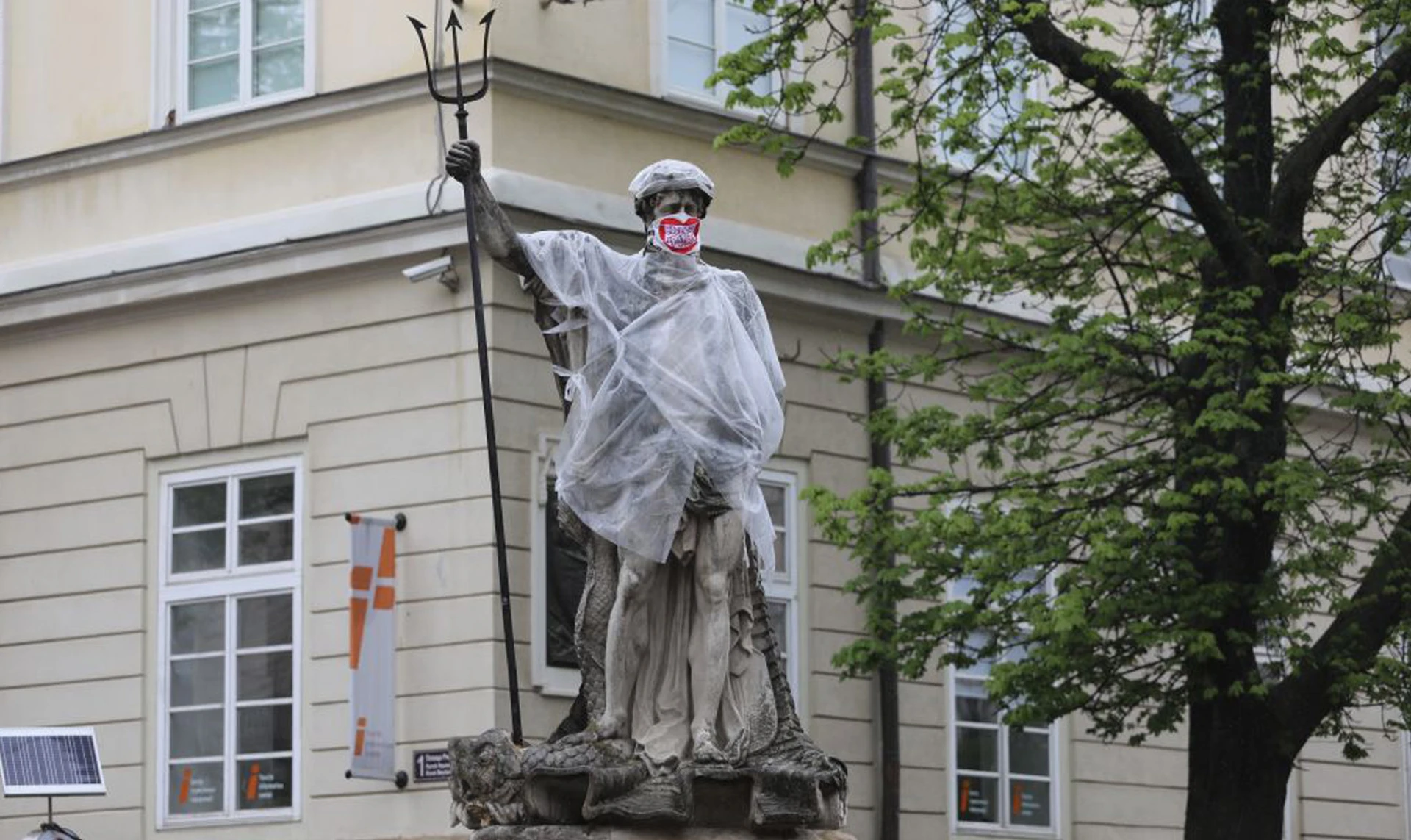 Інколи ми спали по три години. Як працює штаб протидії коронавірусу у Львові