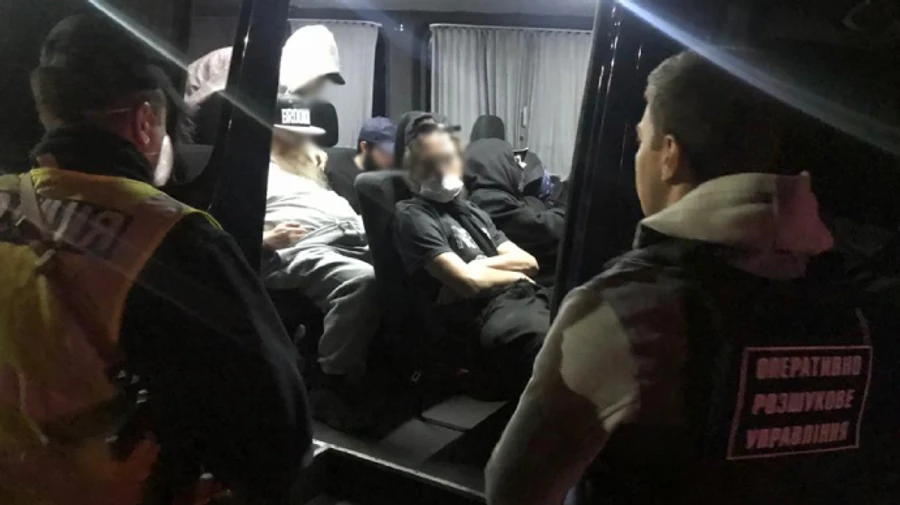 Хасид с паспортом в ботинке, 7 паломников в Мерседесе: новые попытки пересечь границу