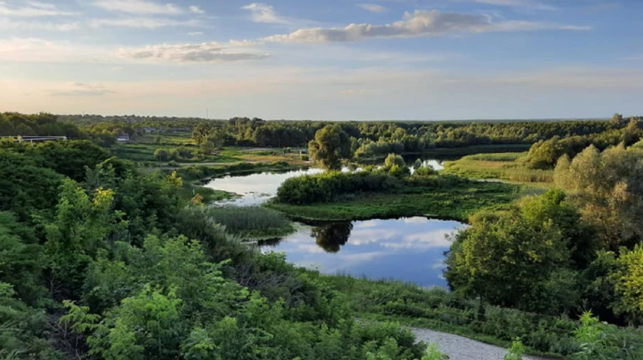 Вихідні в Україні будуть теплими і сухими, але захід заливатиме дощами