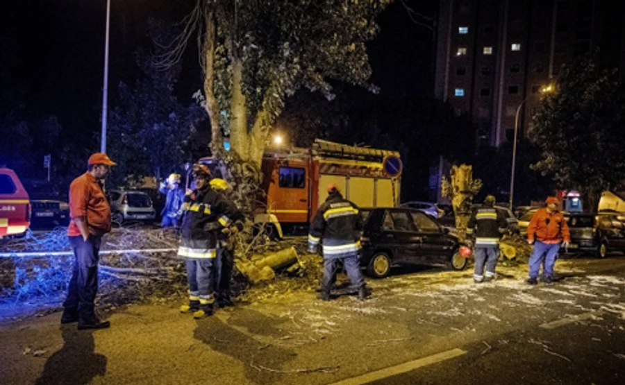 Украинцев в Португалии предупредили о разрушительном урагане Лесли