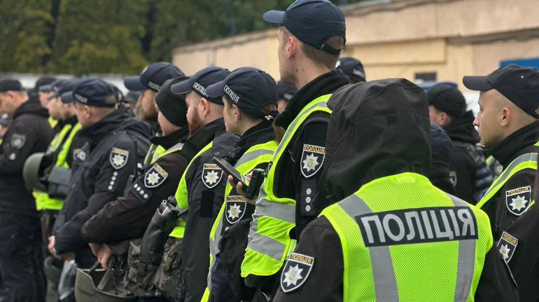 На час часткового блекауту на вулиці Києва вийшли спецпризначенці та інші служби поліції