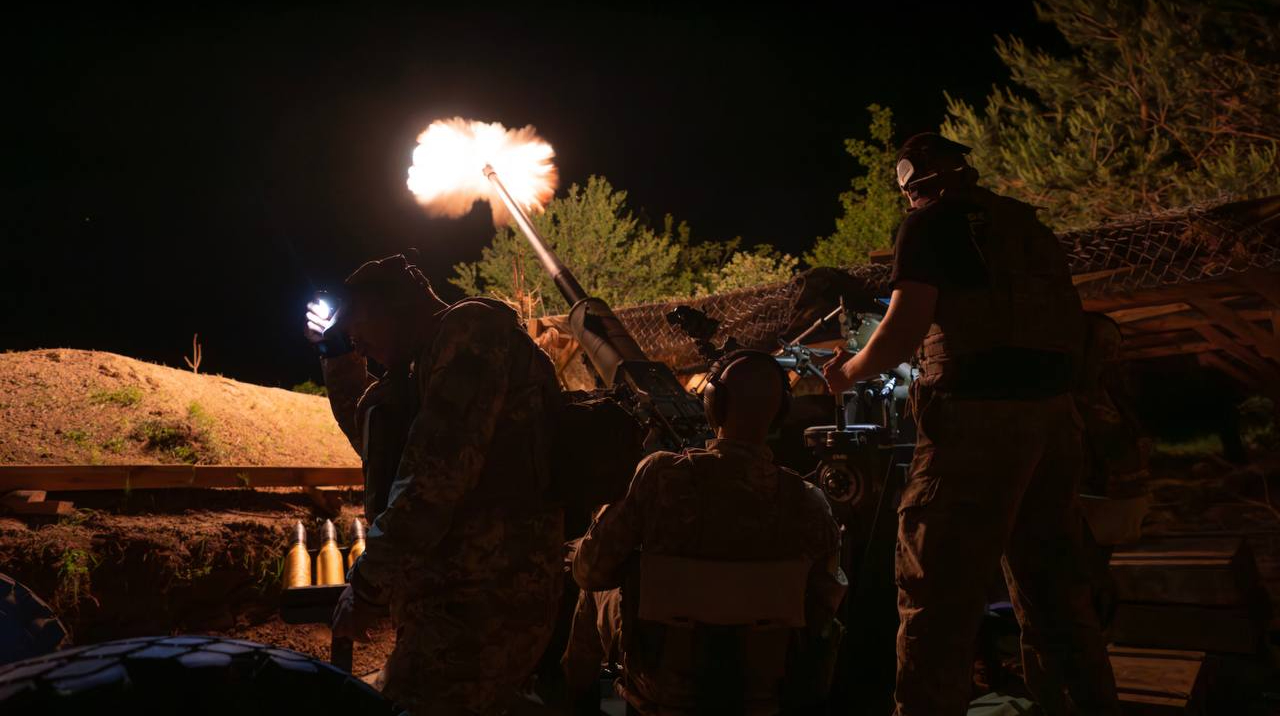 Scontri intensi sul fronte di Pokrovsk: le forze ucraine respingono 68 attacchi russi in un solo giorno
Attacchi russi sul fronte di Pokrovsk
Nei pressi del fronte di Pokrovsk, le forze ucraine hanno respinto 68 attacchi russi vicino a 18 insediamenti nel corso dell'ultimo giorno. Complessivamente, si sono verificati 162 scontri armati sul campo di battaglia.
Dettagli degli scontri
Sul fronte di North Slobozhanshchyna e nella regione russa di Kursk, si è verificato un solo scontro armato. I russi hanno condotto 7 attacchi aerei, lanciando 13 bombe guidate, e hanno aperto il fuoco 179 volte, comprese 9 volte con sistemi di lancio multi-razzo.
Situazione sui vari fronti
Sul fronte di South Slobozhanshchyna, le forze ucraine hanno respinto 12 attacchi russi vicino agli insediamenti di Vovchansk, Vovchanski Khutory, Tykhe e Odradne e verso Kolodiazne e Dvorichanske.
Sul fronte di Kupiansk, si sono verificati 13 attacchi russi. Le forze ucraine hanno respinto gli assalti russi vicino agli insediamenti di Stepova Novoselivka e Borivska Andriivka e verso Petropavlivka, Kurylivka e Pishchane.
Sul fronte di Lyman, i russi hanno condotto 7 attacchi, cercando di sfondare la difesa ucraina vicino agli insediamenti di Hrekivka, Kolodiazi e Zarichne e verso Korovii Yar.
Sul fronte di Sloviansk, le forze ucraine hanno respinto 8 assalti russi vicino agli insediamenti di Serebrianka, Dronivka e Fedorivka e verso Siversk.
Sul fronte di Kramatorsk, si sono verificati 2 scontri armati. I russi hanno cercato di avanzare verso gli insediamenti di Chasiv Yar e Stupochky.
Sul fronte di Kostiantynivka, sono stati registrati 18 attacchi russi vicino agli insediamenti di Oleksandro-Shultyne, Shcherbynivka, Pleshchiivka, Rusyn Yar e Poltavka.
Sul fronte di Pokrovsk, le forze ucraine hanno respinto 68 assalti russi vicino agli insediamenti di Nykanorivka, Maiak, Myrnohrad, Chervonyi Lyman, Rodynske, Razine, Mykolaivka, Novoekonomichne, Pokrovsk, Lysivka, Zvirove, Kotlyne, Udachne, Molodetske, Novomykolaivka, Horikhove, Dachne e Filiia.
Sul fronte di Oleksandrivka, i russi hanno condotto 29 attacchi vicino agli insediamenti di Zelenyi Hai, Sichneve, Novoselivka, Vorone, Sosnivka, Verbove, Oleksiivka, Rybne, Yehorivka e Krasnohirske.
Sul fronte di Huliaipole, si sono verificati 5 scontri armati vicino al villaggio di Okhotnyche e verso Uspenivka.
Sul fronte di Orikhiv, i russi non hanno condotto alcuna azione offensiva.
Sul fronte di Prydniprovske, le forze ucraine hanno respinto un assalto russo verso il ponte di Antonivka.
Sui fronti di Volyn e Polissia, non ci sono prove della formazione di gruppi offensivi russi nella zona.
Approfondimento
La situazione sul fronte di Pokrovsk rimane tesa, con le forze ucraine che respingono gli attacchi russi. La Russia continua a condurre attacchi aerei e di artiglieria, ma le forze ucraine mantengono la loro posizione.
Possibili Conseguenze
La continuazione degli attacchi russi potrebbe portare a una escalation della situazione, con possibili conseguenze per la stabilità della regione. La comunità internazionale deve continuare a monitorare la situazione e a fornire supporto alle forze ucraine.
Opinione
La situazione sul fronte di Pokrovsk è estremamente preoccupante. La Russia deve cessare gli attacchi e cercare una soluzione pacifica al conflitto.
Analisi Critica dei Fatti
I fatti riportati dimostrano la continua aggressione russa contro le forze ucraine. La Russia deve essere chiamata a rispondere delle sue azioni e la comunità internazionale deve continuare a supportare l'Ucraina.
Relazioni con altri fatti
La situazione sul fronte di Pokrovsk è legata alla più ampia crisi ucraina. La comunità internazionale deve considerare la situazione nel suo complesso e cercare di trovare una soluzione pacifica al conflitto.
Contesto storico
La crisi ucraina ha radici storiche profonde. La Russia ha sempre cercato di esercitare la sua influenza sulla regione e l'Ucraina ha sempre cercato di mantenere la sua indipendenza.
Fonti
La fonte di questo articolo è General Staff of the Armed Forces of Ukraine su Facebook.
Per saperne di più, visita il sito di Ukrainska Pravda.
Supporta Ukrainska Pravda su Patreon!