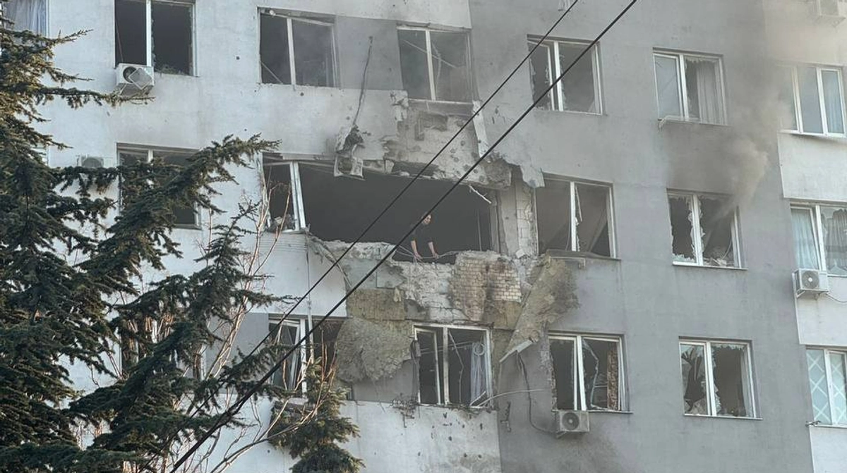РФ вдарила безпілотником по житловому будинку в Одесі: четверо постраждалих